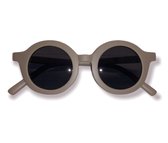 STOER - Kinderzonnebril - model 2023 - rond model - UV400 protectie – Taupe - Grijs - Grijze lens - 2 tot 6 jaar - Kinderen - Baby en Peuter - Jongen - Meisje - sunglasses - nieuws