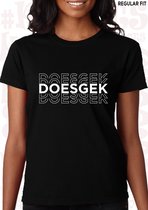 DOESGEK dames shirt – Maat L - Zwart - Korte mouwen - Ronde hals - Regular Fit - Grappige teksten - Quotes - Kwoots - Humor - Tekst shirt - Uit je dak gaan - Lekker gek doen