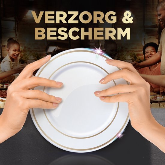 Handen houden een witte bord met gouden rand, met families op de achtergrond.