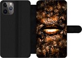 Bookcase Geschikt voor iPhone 11 Pro Max telefoonhoesje - Vrouw - Lippen - Koper - Met vakjes - Wallet case met magneetsluiting