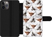 Bookcase Geschikt voor iPhone 11 Pro Max telefoonhoesje - Schotse hooglander - Koe - Marmer print - Met vakjes - Wallet case met magneetsluiting