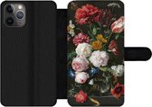 Bookcase Geschikt voor iPhone 11 Pro telefoonhoesje - Stilleven met bloemen in een glazen vaas - Schilderij van Jan Davidsz. de Heem - Met vakjes - Wallet case met magneetsluiting