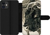 Bookcase Geschikt voor iPhone 11 telefoonhoesje - Schotse Hooglander - Sneeuw - Horens - Met vakjes - Wallet case met magneetsluiting
