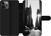 Bookcase Geschikt voor iPhone 11 Pro Max telefoonhoesje - Een rustige straat in New York in zwart-wit - Met vakjes - Wallet case met magneetsluiting