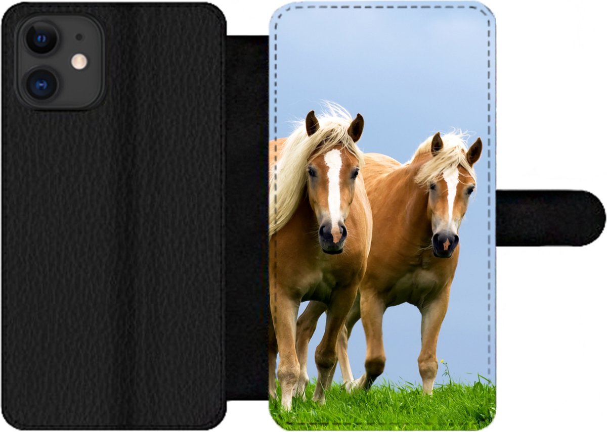 Telefoonhoesje Geschikt voor iPhone 11 telefoonhoesje - Paarden - Gras - Lucht - Met vakjes - Wallet case met magneetsluiting