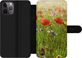 Bookcase Geschikt voor iPhone 11 Pro Max telefoonhoesje - Lente - Bloemen - Rood - Klaproos - Gras - Groen - Met vakjes - Wallet case met magneetsluiting