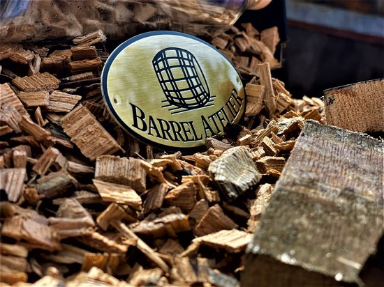 The Barrel BBQ Bottle (Box) / Cadeauverpakking / Limited Edition / Houtsnippers / Whisky Chunks / Sinterklaas / Kerst / Barbecue / Rookhout van Smokin' Flavours — afbeelding 2