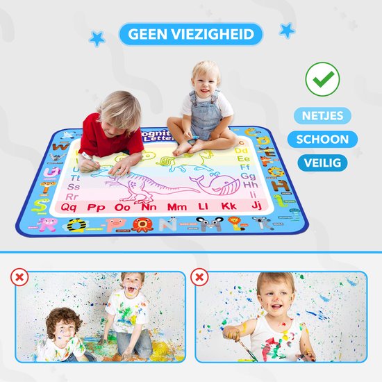 Kinderen spelen met de watermat, zonder vlekken te maken, in tegenstelling tot reguliere verf.