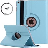 iPad hoes 5e / 6e generatie (2018 / 2017) 360° draaibaar bookcase  – iPad (2017) / (2018) 9.7 inch cover-Licht Blauw