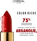 Rode L'Oréal Color Riche lipstick met waterdruppels en gouden dop. Bevat 75% verzorgende ingrediënten met arganolie.