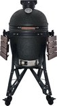 Zwarte keramische barbecue met thermometer, houten zijtafels en metalen onderstel met wielen.
