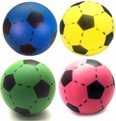 Speelgoed set van 4x stuks foam soft voetballen in 4x verschillende kleuren met diameter van 20 cm