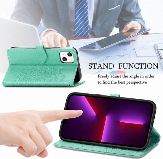 Étui de téléphone vert à motif floral, en fonction support, utilisé par la main.
