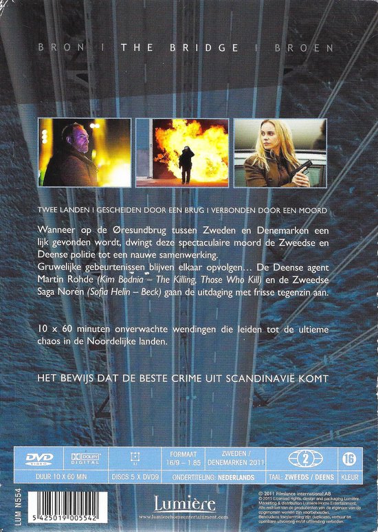 Dvd-hoes van The Bridge, seizoen 1. Drie kleine beelden: man bij bruglicht, persoon bij brand, vrouw met blonde haren. Tekst: "Twee landen gescheiden door een brug verbonden door een moord".