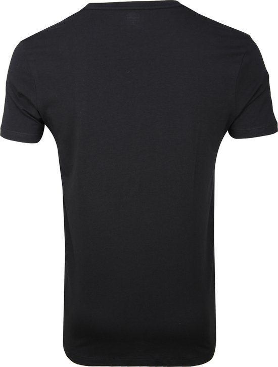 Zicht op de rug van een zwart Levi's T-shirt.
