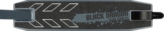 Bovenaanzicht van het grijze deck van een stuntstep met antislip grip tape en 'Black Dragon' logo.