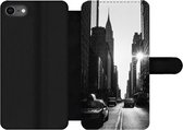 Bookcase Geschikt voor iPhone 7 telefoonhoesje - Een rustige straat in New York in zwart-wit - Met vakjes - Wallet case met magneetsluiting