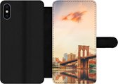 Bookcase Geschikt voor iPhone X telefoonhoesje - New York - Brooklyn - Bridge - Zonsondergang - Met vakjes - Wallet case met magneetsluiting
