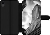 Bookcase Geschikt voor iPhone XR telefoonhoesje - Chrysler Gebouw in New York vanaf de onderkant gemaakt in zwart-wit - Met vakjes - Wallet case met magneetsluiting