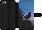 Bookcase Geschikt voor iPhone SE 2020 telefoonhoesje - Wolf - Bomen - Silhouet - Met vakjes - Wallet case met magneetsluiting