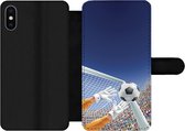 Bookcase Geschikt voor iPhone X telefoonhoesje - Een illustratie van een keeper die de voetbal tegenhoudt - Jongetje - Meisjes - Kind - Met vakjes - Wallet case met magneetsluiting