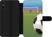Bookcase Geschikt voor iPhone XS telefoonhoesje - Een illustratie van een voetbal op het veld in het stadion - Jongens - Meiden - Kids - Met vakjes - Wallet case met magneetsluiting