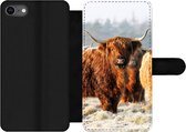 Bookcase Geschikt voor iPhone 7 telefoonhoesje - Schotse Hooglanders - Sneeuw - Bos - Met vakjes - Wallet case met magneetsluiting