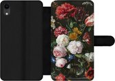 Bookcase Geschikt voor iPhone XR telefoonhoesje - Stilleven met bloemen in een glazen vaas - Schilderij van Jan Davidsz. de Heem - Met vakjes - Wallet case met magneetsluiting