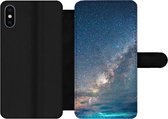 Bookcase Geschikt voor iPhone XS Max telefoonhoesje - Sterren - Zonnestelsel - Turquoise - Jongens - Meisjes - Kinderen - Met vakjes - Wallet case met magneetsluiting