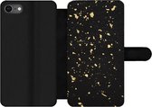 Bookcase Geschikt voor iPhone SE 2020 telefoonhoesje - Gouden vlokken op een zwarte achtergrond - Met vakjes - Wallet case met magneetsluiting