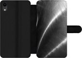 Bookcase Geschikt voor iPhone XR telefoonhoesje - Metaal print - Zilver - Zwart - Wit - Met vakjes - Wallet case met magneetsluiting