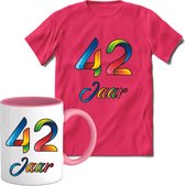 42 Jaar Vrolijke Verjaadag T-shirt met mok giftset Roze | Verjaardag cadeau pakket set | Grappig feest shirt Heren – Dames – Unisex kleding | Koffie en thee mok | Maat XL