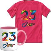 23 Jaar Vrolijke Verjaadag T-shirt met mok giftset Roze | Verjaardag cadeau pakket set | Grappig feest shirt Heren – Dames – Unisex kleding | Koffie en thee mok | Maat 3XL