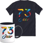 73 Jaar Vrolijke Verjaadag T-shirt met mok giftset Zwart | Verjaardag cadeau pakket set | Grappig feest shirt Heren – Dames – Unisex kleding | Koffie en thee mok | Maat M