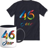 46 Jaar Vrolijke Verjaadag T-shirt met mok giftset Zwart | Verjaardag cadeau pakket set | Grappig feest shirt Heren – Dames – Unisex kleding | Koffie en thee mok | Maat XL