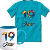 19 Jaar Vrolijke Verjaadag T-shirt met mok giftset Blauw | Verjaardag cadeau pakket set | Grappig feest shirt Heren – Dames – Unisex kleding | Koffie en thee mok | Maat S