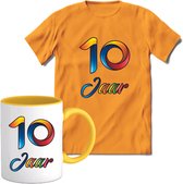 10 Jaar Vrolijke Verjaadag T-shirt met mok giftset Geel | Verjaardag cadeau pakket set | Grappig feest shirt Heren – Dames – Unisex kleding | Koffie en thee mok | Maat L