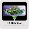 Smartphone met een HD-definitie screenprotector die een levendige, kleurrijke bloem toont. Hoge helderheid behoudt schermkwaliteit.