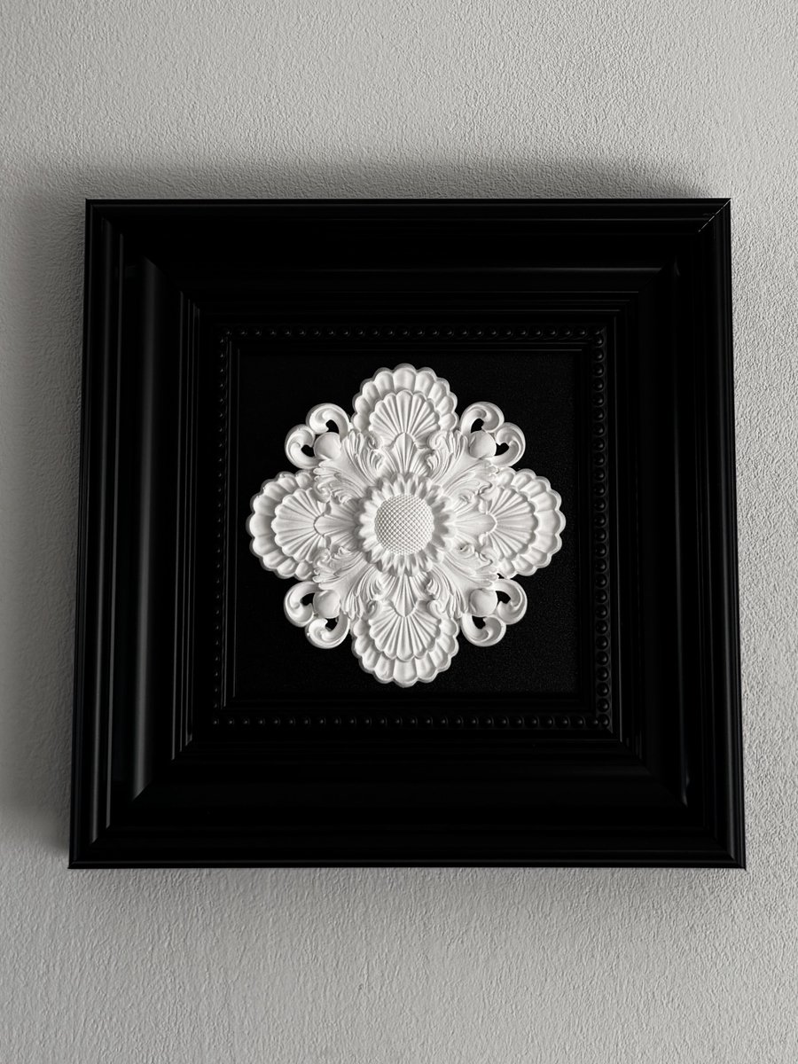 Deco Shine - Wanddecoratie met Romeinse Symboliek – Elegant en Tijdloos - Zwarte Lijst - 21.5 x 21.5
