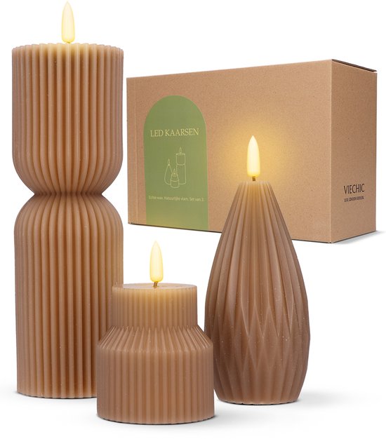 Set van 3 beige LED-kaarsen met ribbelpatroon in verschillende vormen. De middelste kaars heeft een zandloper-vorm. Doos met 'LED KAARSEN' tekst.