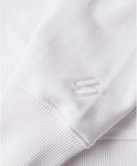 Sweat blanc avec poignets côtelés et logo discret sur la manche.