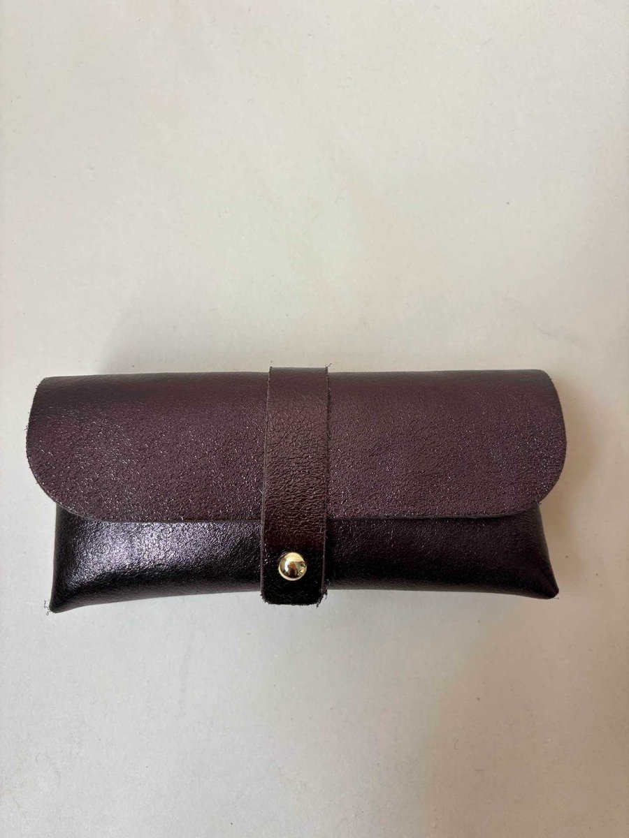 Zonnebrilhoes Donkerbruin | Bruin Metallic - Echt leer 100% - 16 x 8 cm - Accessoire - Zonnebril - Modern - Hip - Trendy - Wauw - Fashion Trending Gadget - Sunglasses Wallet - Zon - Lente Zomer - Accessoires - Dames - Heren - Kind - Brillenkoker