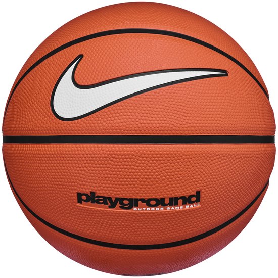 Oranje basketbal met zwarte lijnen, witte Nike 'swoosh' en 'playground OUTDOOR GAME BALL' tekst.