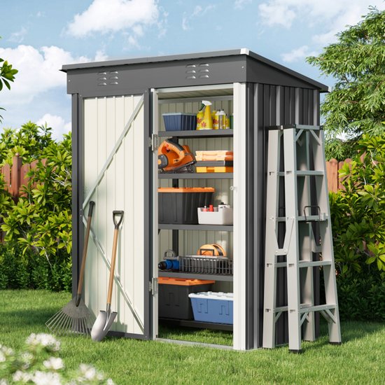 Donkergrijze metalen schuur in de tuin, open met opbergbakken, gereedschap en een ladder.