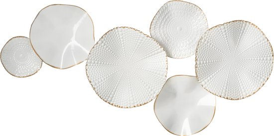 Wanddecoratie met witte, golvende schijven met gestructureerde stippen en gouden randen.