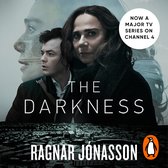 Boekomslag met de tekst 'THE DARKNESS' en een afbeelding van twee personen met een stad op de achtergrond. Nu een grote tv-serie op Channel 4.