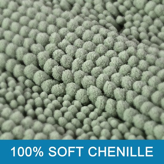 Close-up van de zachte saliegroene chenille-textuur van de badmat.