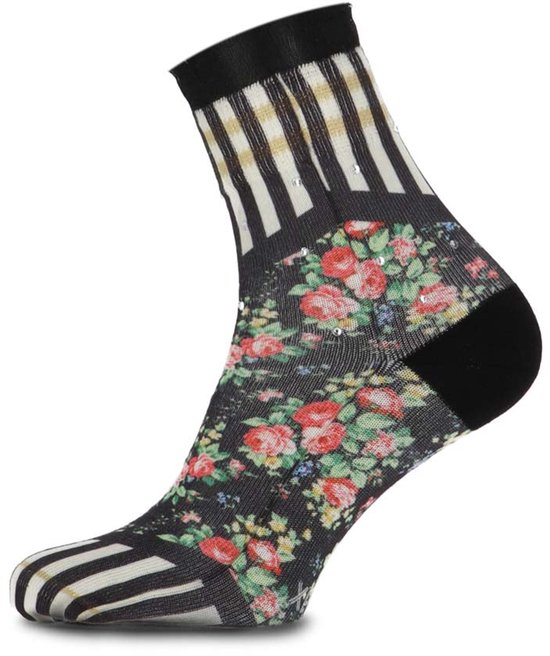 Chaussettes à imprimé floral, rayures noires et blanches et paillettes.
