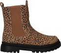 Cognackleurige chelseaboot met panterprint, met bruine elastische zijpanelen en zwarte zool.