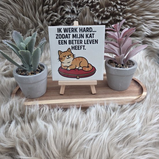 Wenstegeltje – Ik werk hard zodat mijn kat een beter leven heeft – Origineel cadeau – Keramiek 10x10 cm – Kattenliefhebber cadeautje – Kat – Decoratief Tegeltje met Standaard – Cadeau Idee